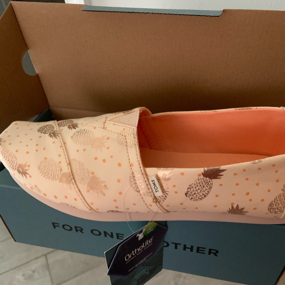 New Toms, light pink with pineapples, size 9.5